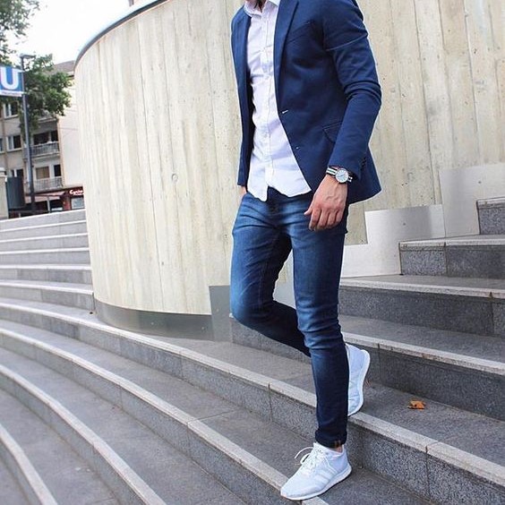 Style casual chic homme sneakers blanches tee shirt blanc blazer